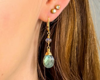 Pendientes colgantes pequeños de labradorita: chapados en oro de 14k, hechos a mano.