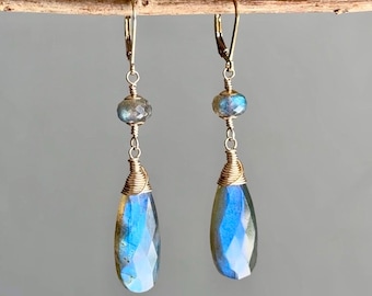 Pendientes colgantes de labradorita azul: chapados en oro de 14k, hechos a mano.