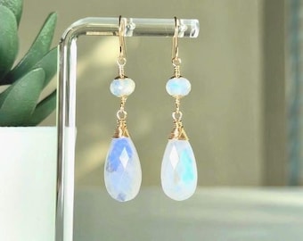 Pendientes colgantes de piedra lunar arcoíris: hechos a mano, envueltos en alambre de oro laminado de 14k.