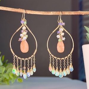 Boucles d'oreilles lustre bohème en opale d'Éthiopie : pierre de lune pêche, or 14 carats