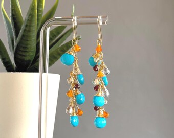 Pendientes colgantes de turquesa con detalles de granate, citrino y cornalina, chapados en oro de 14k.