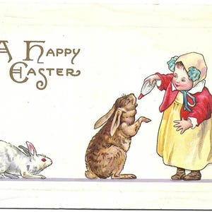 Cartolina d'epoca Un bambino di Pasqua felice che nutre un coniglietto