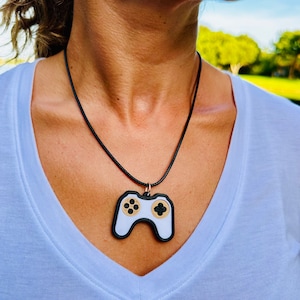 Gaming Controller Pendant - Console Necklace for Gamers - Stylish and Fun Jewelry for Video Game Enthusiasts