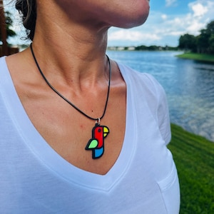 Vibrant Parrot Pendant – Your Unique Style – Perfect Gift for Bird Lovers and Nature Enthusiasts