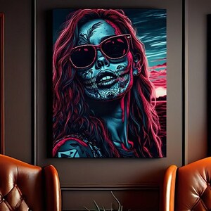 Può includere: Una stampa d'arte digitale di una donna con un viso di teschio che indossa occhiali da sole. La donna ha lunghi capelli rosa ed è posizionata su uno sfondo di tramonto blu e rosa.