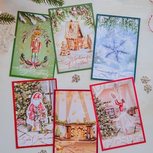 Può includere: Sei biglietti di auguri natalizi con illustrazioni festive. I biglietti presentano immagini di uno schiaccianoci, una casa di pan di zenzero, un fiocco di neve, Babbo Natale, un camino e una ballerina. Ogni biglietto ha un design unico e testo, tra cui "Merry Christmas".