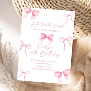 Könnte beinhalten: Eine weiße Einladungskarte mit rosa Aquarellschleifen und Text. Der Text lautet "Hello Double Digits" und "Emily's 10th Birthday". Enthält Veranstaltungsdetails: Datum, Uhrzeit, Adresse und RSVP-Informationen.
