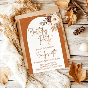 Könnte beinhalten: Eine Geburtstagseinladung mit einem Terrakotta-Bogen-Design. Die Einladung enthält den Text "Birthday Party" und "Emily's 30th". Florale Akzente in Creme, Braun und Grün schmücken die obere rechte Ecke. Zusätzliche Details umfassen Datum, Uhrzeit und RSVP-Informationen.