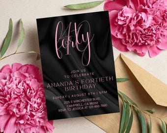 Könnte beinhalten: Eine schwarze Einladungskarte mit dem Wort "forty" in rosa Schrift. Die Karte lädt zur Feier von Amandas vierzigstem Geburtstag ein, mit Veranstaltungsdetails. Rosa Pfingstrosen und ein brauner Umschlag sind ebenfalls zu sehen.