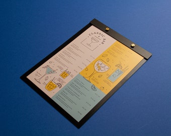 Puede incluir: Una pizarra de menú negra con detalles dorados, titulada "Classic & Bar" con una lista de cócteles y sus precios. El menú presenta ilustraciones de cócteles, incluyendo un martini, un gin tonic, una margarita y un mojito.
