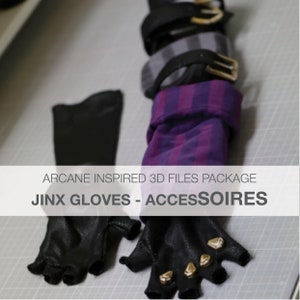 Könnte beinhalten: Ein Paar schwarze fingerlose Handschuhe mit goldenen Akzenten. Die Handschuhe liegen auf einer grauen Oberfläche. Der Text "ARCANE INSPIRED 3D FILES PACKAGE JINX GLOVES - ACCESSOIRES" befindet sich auf einem weißen Banner.