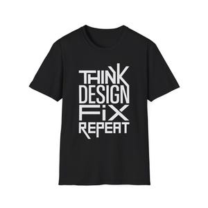 Może przedstawiać: Czarny t-shirt z białym napisem "THINK DESIGN FIX REPEAT" w odważnej, nowoczesnej czcionce. Koszulka ma krótkie rękawy i okrągły dekolt. Projekt jest wyśrodkowany z przodu.