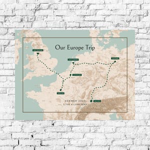 Könnte beinhalten: Ein personalisierter Kartendruck mit dem Titel Our Europe Trip in hellgrünen und beigen Farbtönen. Die Karte zeigt eine gepunktete Reiseroute, die Städte wie Manchester, Amsterdam, Brüssel, Paris, Berlin und Zürich verbindet, mit dem Text Summer 2023 3.756 Kilometer.