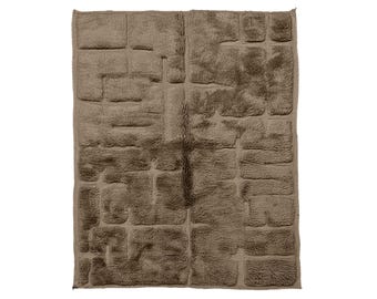 Tapis marocain en laine taupe fait main | Tapis berbère pelucheux à poils longs