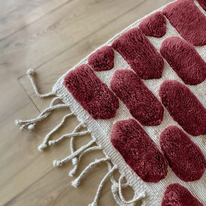 Custom Burgundy Pebble Pattern Beni Ourain Rug, Red wine and White Berber Rug Modern Handmade Wool Moroccan Carpet for Living Room, Shag Rug