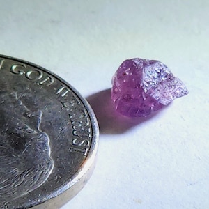 Zaffiro grezzo traslucido naturale viola intenso da 1,17 carati dal Madagascar con linee di crescita naturali