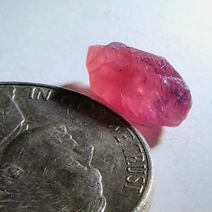 Rubis naturel rouge brut de 2,16 carats de Tanzanie