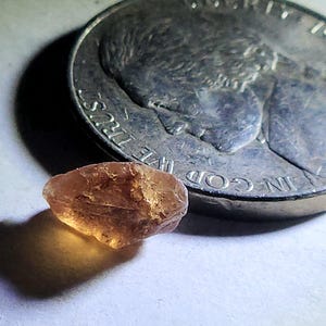 Zafiro natural en bruto naranja de 1,38 quilates procedente de Tanzania.