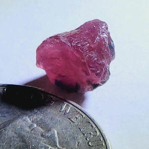タンザニア産、天然の原石、鮮やかなピンク色のウィンザ産ルビー（2.68カラット）。未処理。