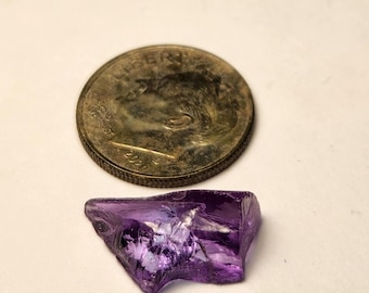 Cristal de alejandrita púrpura en bruto de 6,635 quilates que cambia de color