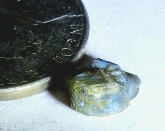 Cristal de alejandrita natural en bruto de 1,85 quilates que cambia de color verde.
