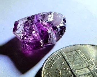 Cristal de alejandrita púrpura en bruto de 6,83 quilates que cambia de color