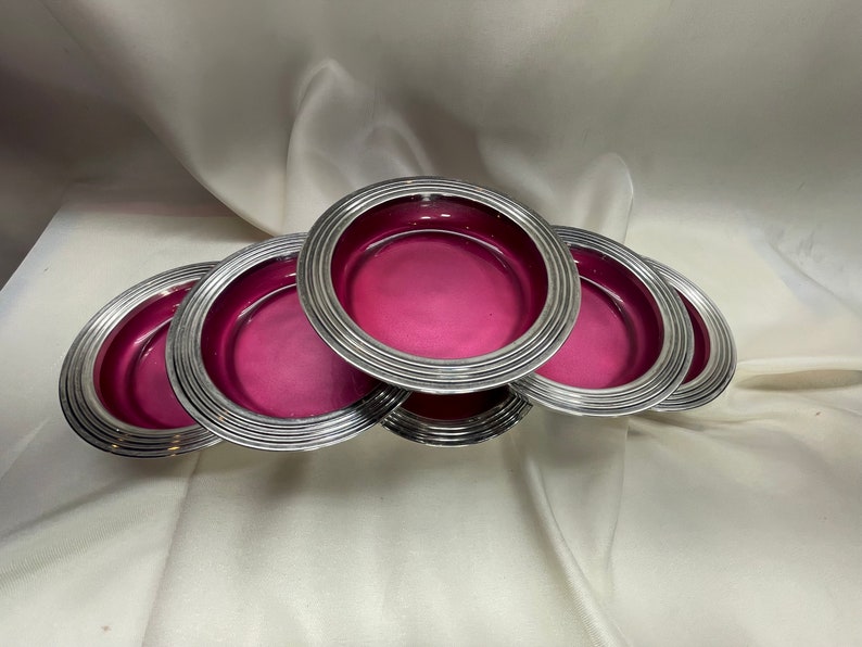 Ensemble chic de six sous-verres FB Rogers Silver Co en fuchsia Diamètre extérieur de 4 po. Diamètre intérieur de 3 po. Verre extérieur plaqué argent image 2