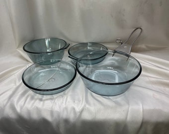 Vintage Pyrex Flameware Klarglastopf- und Pfannenset mit abnehmbarem / austauschbarem Griff für platzsparende Bequemlichkeit. Ca 1960er/1970er Jahre