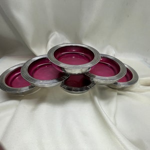 Ensemble chic de six sous-verres FB Rogers Silver Co en fuchsia Diamètre extérieur de 4 po. Diamètre intérieur de 3 po. Verre extérieur plaqué argent image 1