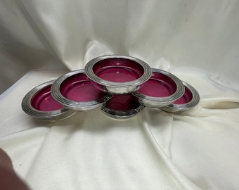 Ensemble chic de six sous-verres FB Rogers Silver Co en fuchsia ! Diamètre extérieur de 4 po. Diamètre intérieur de 3 po. Verre extérieur plaqué argent