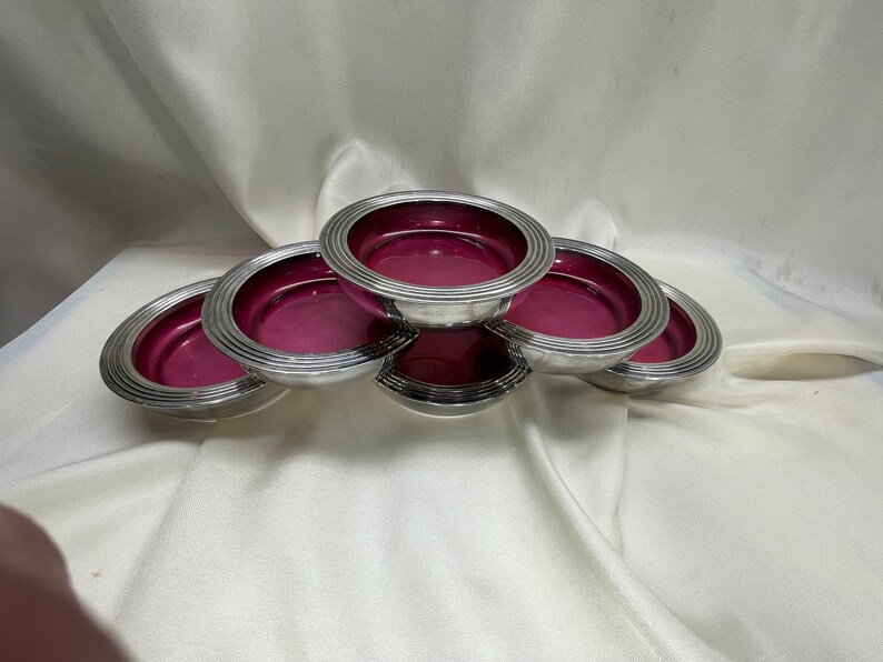 Ensemble chic de six sous-verres FB Rogers Silver Co en fuchsia Diamètre extérieur de 4 po. Diamètre intérieur de 3 po. Verre extérieur plaqué argent image 1