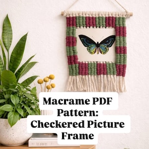 Może przedstawiać: Makrama ścienna z wzorem w kratę w kolorze zielonym i bordowym, obramowująca nadruk motyla. Grafika zawieszona jest na drewnianym kołku za pomocą sznurka z naturalnego włókna. Tekst na zdjęciu brzmi "Macrame PDF Pattern: Checkered Picture Frame."