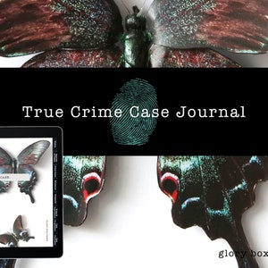 以下が含まれることがあります： タブレットの画面に赤色のアクセントが付いた黒と緑の蝶がいます。タブレットの画面には、「CASE」と書かれた蝶が映っています。「True Crime Case Journal」というテキストは、ターコイズブルーの指紋のグラフィックが描かれた黒い背景にあります。「glory box press」というテキストは画像の下部にあります。