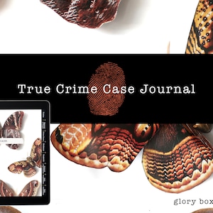 Könnte beinhalten: Ein Schwarzweißbild eines Fingerabdrucks mit dem Text "True Crime Case Journal" darüber. Das Bild ist von braunen und orangefarbenen Schmetterlingsflügeln umgeben.