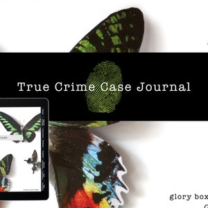 Könnte beinhalten: Ein schwarzes und weißes digitales Tablet zeigt ein Buchcover mit einem grün-schwarzen Schmetterling und dem Text "CASE". Das Buchcover ist mit "True Crime Case Journal" betitelt und der Text "glory box press" ist am unteren Rand des Bildes sichtbar.