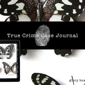 Może przedstawiać: Czarno-biały motyl z grafiką odcisku palca i tekstem "True Crime Case Journal" na czarnym tle. Obraz przedstawia również tablet z okładką książki przedstawiającą motyla i tekst "Case".