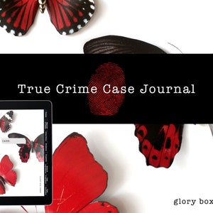 Könnte beinhalten: Ein digitales Tablet, auf dem eine True-Crime-Case-Journal-App mit einer roten Schmetterlingsgrafik und dem Text "CASE" angezeigt wird. Das Tablet ist von roten und schwarzen Schmetterlingen auf weißem Hintergrund umgeben. Der Text "True Crime Case Journal" wird in schwarzer Schrift auf schwarzem Hintergrund mit einer roten Fingerabdruckgrafik angezeigt.