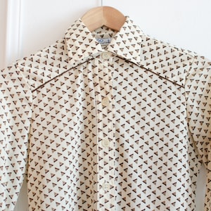70&#39;s Blouse retro aesthetic with geometric pattern.