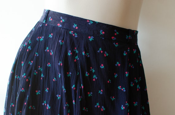 70s Midi Skirt Peasant Style Navy Blue Floral Siz… - image 9