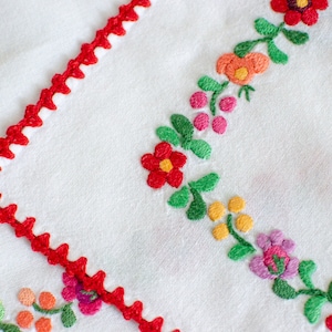 Set of 2 Small Tablecloths with embroidery / Vintage Hungarian embroidered doily for farmhouse decor