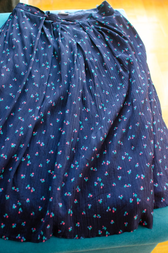 70s Midi Skirt Peasant Style Navy Blue Floral Siz… - image 6