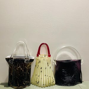 Sculpture italienne vintage en verre de Murano comme un sac à main Dalmatien Cruella blanc/noir avec poignée rouge *