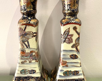 Conjunto de dois castiçais botânicos de cerâmica chinesa vintage.