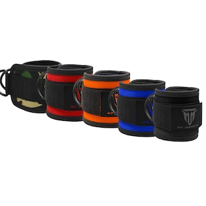Puede incluir: Cinco pesas de tobillo en diferentes colores: camuflaje, rojo, naranja, azul y negro. Cada peso tiene una correa negra con un anillo de metal y el texto "MT IMPORTS" en la correa negra.