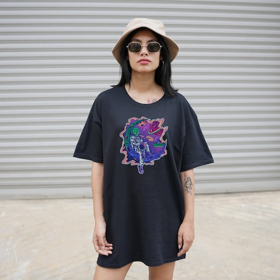 Alien Eating Pizza T-shirt, Trippy Alien in Space, Funny Alien