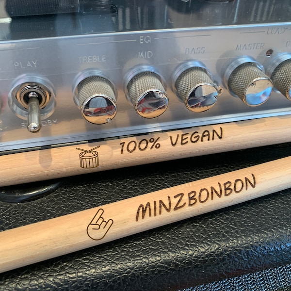 Hochwertige Drumsticks mit personalisiertem Text und optionaler Grafik