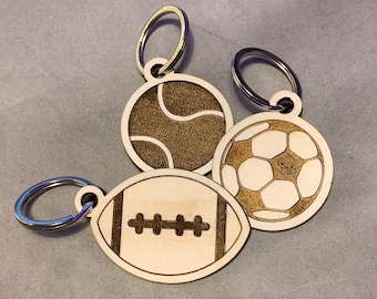 Schlüsselanhänger in Form eines Fußballs, Footballs oder Tennisballs aus Holz mit Schlüsselring – personalisierbar mit Wunschmotiv oder Text