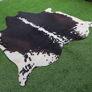Alfombra de piel de vaca tricolor - Mezcla clásica de colores marrón oscuro, negro y blanco - Alfombra de piel de vaca genuina - Alfombra de pelo natural en el suelo para decoración del hogar