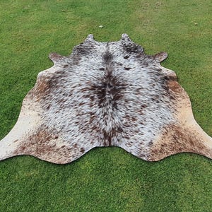 Tapete de couro de vaca real marrom e branco - Tapete grande de couro de vaca - Tapete de pele de vaca genuína - Tapete de couro de vaca tigrado - Tapete de couro de vaca tricolor salpicado
