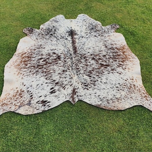 Tappeto in pelle di mucca maculato marrone e bianco, tappeto in pelle di mucca tricolore sale e pepe, tappeto di ampia superficie per soggiorno, tappeto da tappezzeria esotico